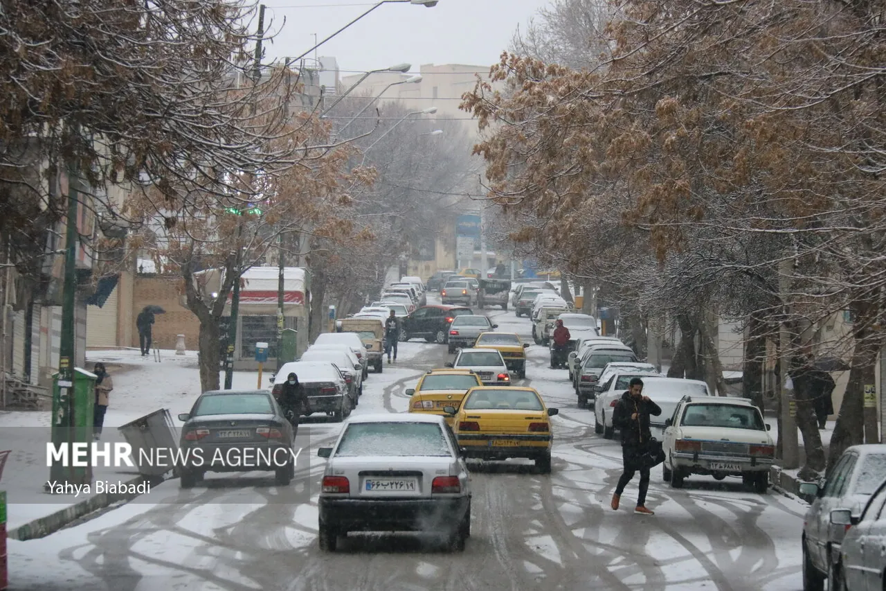 رخت سفید برف بر تن کرمانشاه نشست/راه دسترسی به ۸۰۰ روستا مسدود شد